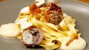 Le Chef Cohen Realise Une Ballotine De Lapin Champignons Tagliatelles Recette Du 19 12 17 Tagliatelles Recette Tagliatelles Ballotine