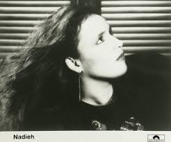 Portret van de zangeres Nadieh (Karin Francine Anne Meis), geboren 1958 te  's-Gravenhage, overleden aan een longembolie te Rhenoy in april 1996. Kreeg  midden jaren tachtig bekendheid met de hits 'Windforce Eleven'