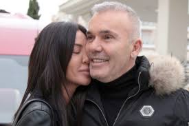 O τραγουδοποιός επέλεξε δύο τραγούδια που μας κάνουν να ονειρευόμαστε καλοκαιρινούς έρωτες. Stelios Rokkos To Tryfero Fili Apo Thn Elenh Toy Pics Vipnews
