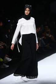 Kami memilih jenahara untuk berkolaborasi karena siluet desain jenahara yang ringkas mirip dengan identitas garis desain nooré. Busana Muslim Karya Designer Jenahara Di Jfw 2019 Foto 3 1774722 Tribunnews Com Mobile