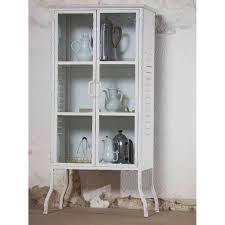 Vitrine Femke Verbindet Weisses Metall Mit Transparenten Glasturen Zum Romantischen Metallschrank Im Vintage Stil Bege Vitrine Metallschranke Vintage Vitrine