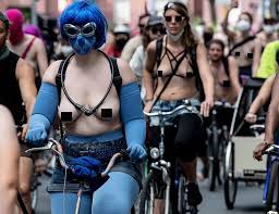 ドイツで乳首開放デモ、トップレスチャリが爆走 – 激裏GATE-PRESS