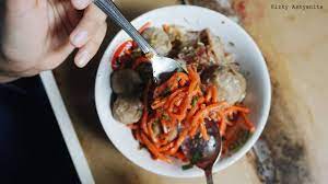 Namun, mie yamin punya citarasa yang meski tanpa kuah, mie yamin dijamin tetap terasa nikmat. Mencicipi Mie Yamin Khas Banjar Di Warung Bakso Pak Min Bambu Kuning Kumparan Com
