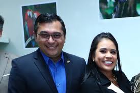 Luísa tem 4 vagas no perfil. Wilson E Esposa Vao Receber Medalhas Dos Bombeiros