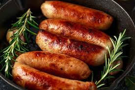 Nella padella con il fondo di cottura delle salsicce mettiamo a soffriggere delicatamente 2 spicchi d'aglio a pezzi ed il peperoncino. Salsicce Al Rosmarino In Padella Il Secondo Veloce E Gustoso
