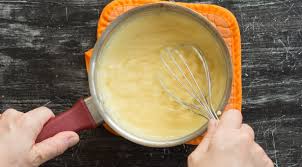 Monter la crème liquide en chantilly puis l'incorporer à la préparation. La Glace Vanille Maison Tout Le Monde L Adore