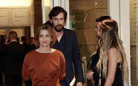 Her first husband died in an accident and currently beatriz batarda is a prominent actress hailed from portugal and raised in britain able to make a name in the hollywood industry. Beatriz Batarda Faz Declaracao Rara De Amor A Bruno Nogueira Vip Pt