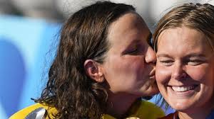 Samen winnen: concurrenten in water, vriendinnen op het podium