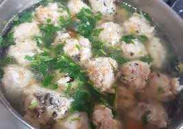 Baik itu anak anak maupun orang tua dan untuk menambah kelezatan sayur sop dan sekaligus memenuhi nilai gizi, maka biasanya bakso bisa di potong menjadi 2 atau 4 bagian perbutir. Resep Sop Bakso Lohoa Yang Maknyus