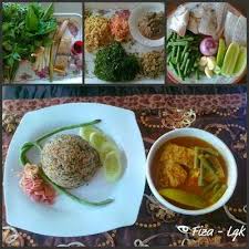 While there is a variety of nasi ulam across indonesia, malaysia and southern thailand, nasi ulam nyonya offers the typical peranakan flavours as its name suggests. Nasi Ulam Kedah Resep Makanan Makanan Resep Masakan