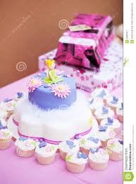 Gateau anniversaire banque d'images et photos libres de droits: Gateau D Anniversaire Decore Pour Une Petite Fille Image Stock Image Du Personne Anniversaire 29835671