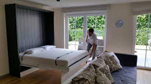 ouders slapen in de woonkamer woonkamer ruimtebesparend meubilair bed muur