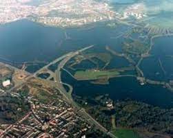 In 1993 en 1995 komt het water in rijn, waal en maas gevaarlijk hoog te staan. De Watersnood Van 1995 Bhic