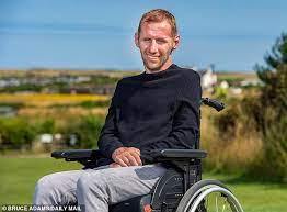 Rugby player rob burrow recently revealed he has been diagnosed with condition. Eozi5eptudmqim