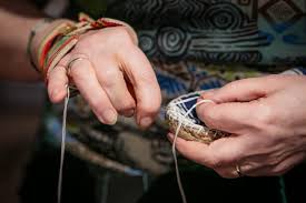 En fabriquant quotidiennement nos espadrilles dans notre petit atelier reculé du pays basque, nous sommes fiers d'appartenir à la famille de ceux qui ont participé au développement de l'espadrille en france et dans le monde entier. Les Artisans Made In Pays Basque En Pays Basque