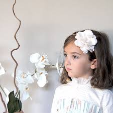 Las flores de tela son bonitas y fáciles de hacer, y una gran manera de utilizar las sobras de algunos trabajo manuales. Diademas Tocados Y Flores De Tela Para Comunion Charhadas