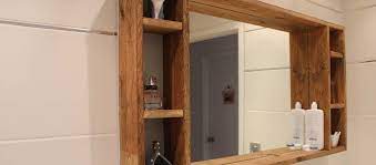 Le matériel nécessaire est trois palettes dont l'une doit être démontée pour servir la palette en bois peut vous servir de meuble de rangement pour salle de bain. Tutoriel Pour Realiser Un Miroir A Accrocher Avec Rangements En Palettes De Bois