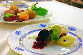 Anna bál v tatranskej javorine, v blízkosti poľovníckeho zámočka hohenlohe, s nádherným výhľadom na belianske a vysoké tatry. Anna Bali Menu Tradicio Es Modernitas