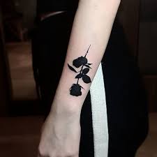 It S Valentine S Day And Her Birthday So Bibi Got A Black Rose Merci Done Olyangertattoo Tatuagens Silhueta Tatuagens De Rosas Negras Tatuagem De Rosa