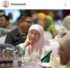 Wan azizah wan ismail • mantan timbalan perdana menteri malaysia • mantan presiden parti keadilan rakyat • ahli parlimen pandan. Dato Seri Dr Wan Azizah Binti Wan Ismail Wanita Luar Biasa