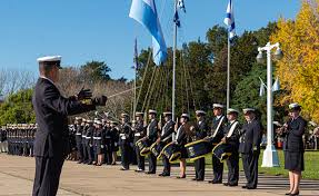 Es de Calzada y dirige la banda de la Escuela Naval