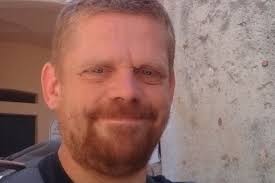 Mendigo profissional pede esmola com maquininha de cartão