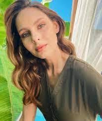 Jessica Gelin's Instagram, Twitter & Facebook