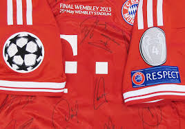 Fc bayern münchen champions league trikots mit dem aufdruck triple in größe l. Sensation Schweinsteigers Final Trikot Mit Allen Autogrammen
