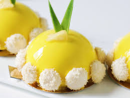 De Petits Entremets En Forme De Domes Aux Parfums Exotiques Que Sont L Ananas La Noix De Coco Et La Vanille Recette Ananas Recette Mignardise Recette Entremet
