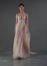 Il taglio impero si adatta a ogni forma fisica con l'abito da sposa stile impero vanno abbinate scarpe dalla struttura leggera. Abiti Da Sposa Stile Impero I Bridal Dress Adatti A Tutte Le Silhouette