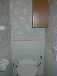 トイレのリフォーム前に ブルー系の花柄壁紙と消臭効果のある壁紙クロス 張り替えをdiy インテリアレポートとしてご紹介 トイレ 壁紙 おしゃれ トイレ 壁紙 トイレ 壁紙 花柄