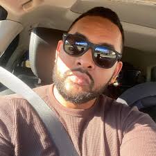 El presidente de Estados Unidos, Donald Trump, volvió a generar polémica  este viernes tras compartir en su cuenta de Truth Social una imagen suya  vestido con el atuendo tradicional del papa, sentado