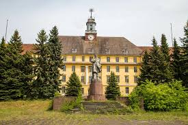 Wünsdorf selbst ist heute ein ortsteil von zossen, hat aber eine bewegte geschichte hinter sich inkl. 040foto De Wunsdorf Waldstadt Wunsdorf Haus Der Offiziere Lenin Statue