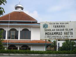 Benda sejarah kerajaan kanjuruhan ditemukan tertanam paving halaman sd di malang. Profil Sd Islam Mohammad Hatta Blog