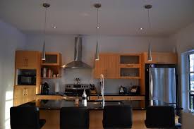 La cuisine est la pièce centrale de la maison, rassemblant hôtes et convives pour les repas et rencontres au fil de la journée. Cuisine Moderne Avec Ilot Et Bar Maisons La Prise Photo N 08