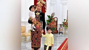 Presiden joko widodo telah meresmikan stadion manahan solo. Jokowi Wears Traditional Balinese Attire For Independence Day News En Tempo Co Tempo Co