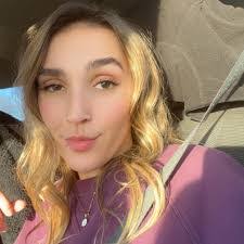 Elizabeth Helton's Instagram, Twitter & Facebook