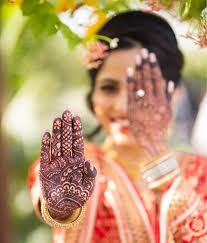 22 Mehendi Photography Ideas You Ll Want Your Photographer To Capture Looksgud In Indian Wedding Photography Poses Wedding Photography Poses Wedding Photos Poses