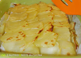 Sbuccia le patate, lavale, tagliale a fette di circa 1 cm di spessore e disponile, man mano, in una ciotola con acqua fredda. Filetti Di Nasello In Crosta Di Patate Qb Ricette