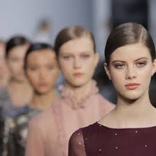 Mira todas las piezas que forman parte de la nueva colección de la prestigiosa diseñadora venezolana. Carolina Herrera Coleccion Otono Invierno 2017 2018 Un Desfile Sobresaliente