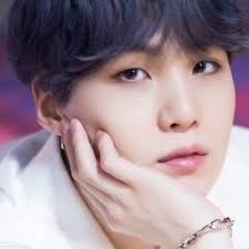 Tue, aug 17, 2021, 4:00pm edt Min Yoongi Rapper Alter Geburtstag Bio Fakten Familie Vermogen Grosse Mehr Allfamous Org