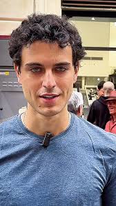 Federico Maria Cugliari, concept artist per Ubisoft e illustratore per  Disney Lorcana, revisiona i lavori di digital painting degli studenti del  corso accademico di specializzazione in Digital Visual Arts.