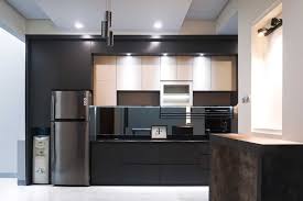 Warna jingga atau orange digunakan pada bagian pintu masuk. 7 Ide Dapur Serba Hitam Stylish Dan Elegan Halaman All Kompas Com