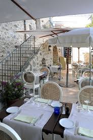 A Mougins L Amandier Restaurants Romantiques Nos Adresses Preferees En France Elle Restaurants Restaurant Romantique Amandier