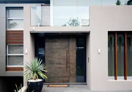 Porte alu oxygene , bel'm (crédit photo bel'm) la porte d'entrée en aluminium oxygene allie confort par ses grandes dimensions et modernité grâce à sa longue barre en aluminium et ses décors en inox. Decoration Porte Entree 25 Idees Modernes