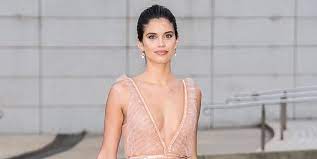 Get your wings ready and supermodel faces on point because victoria's secret angel's sara sampaio and adriana lima are stopping by to talk about the upcoming. Victoria S Secret Angel Sara Sampaio Suffers From Trichotillomania A Hair Pulling Disorder