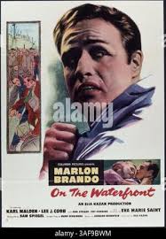 1947, Filmtitel: von Seegras, Regie: ELIA KAZAN, Studio: MGM, abgebildet:  KATHARINE HEPBURN, SPENCER TRACY, GRASS, PADDOCK, Feld, Bauernhof, KNIEND,  sitzend, Blick, Romantik, paar, umarmen, um zu bewaffnen. (Bild Kredit:  SNAP Stockfotografie