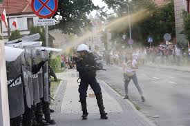 40 zatrzymanych podpalone zostało również mienie publiczne, którego nie mogła ugasić straż, ze względu na działania tłumu, który m.in. Vu7ffyhoxbg Lm