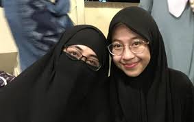 Umi pipik ternyata di diagnosis tumor kelenjar getah bening. Cerita Umi Pipik Kena Tumor Getah Bening Cek Ricek