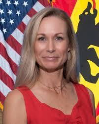 Kari Warren's Instagram, Twitter & Facebook